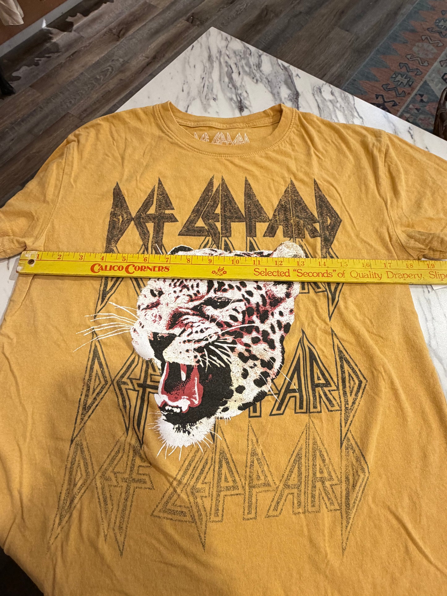 Def Leppard Gold Short Sleeve Cotton Tee M
