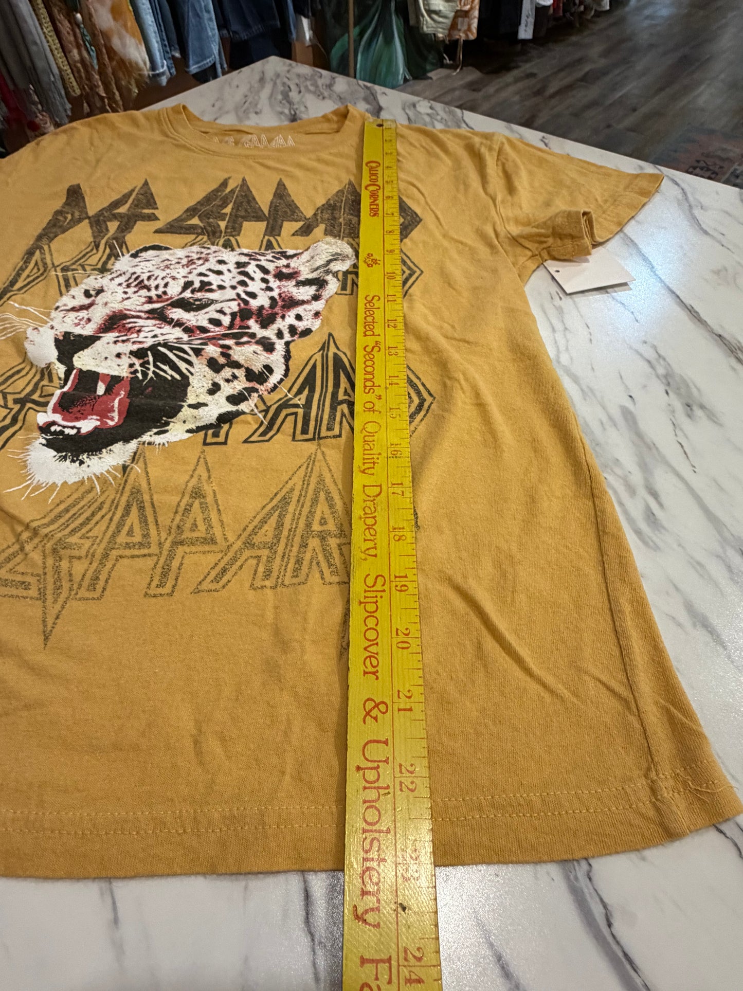 Def Leppard Gold Short Sleeve Cotton Tee M