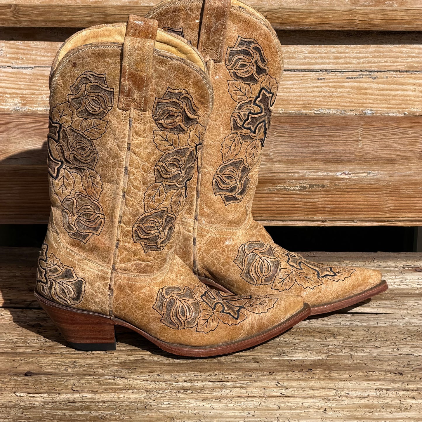 CORRAL Tan Distressed Leather Floral Embroidered Western Boots – Size 6.5