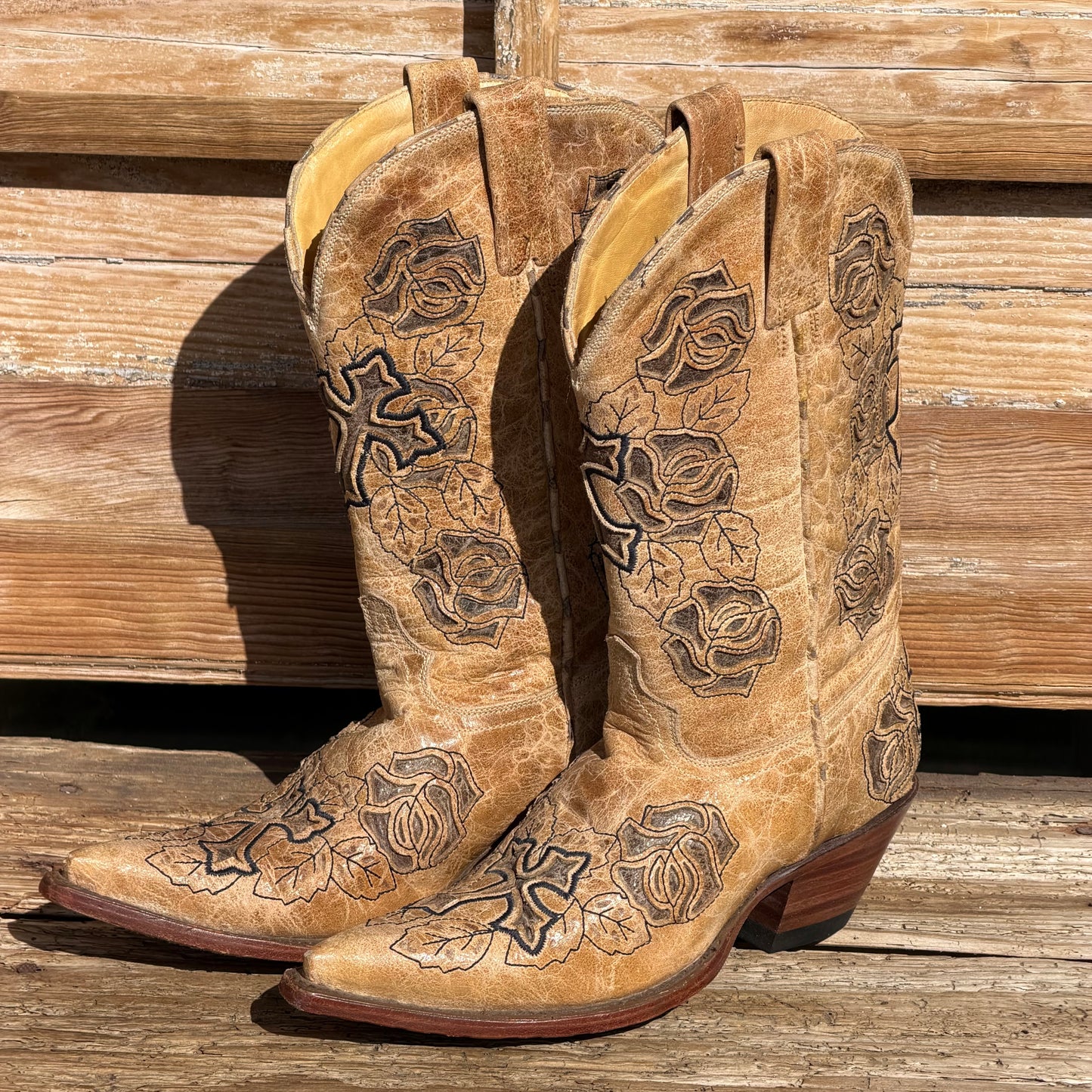 CORRAL Tan Distressed Leather Floral Embroidered Western Boots – Size 6.5
