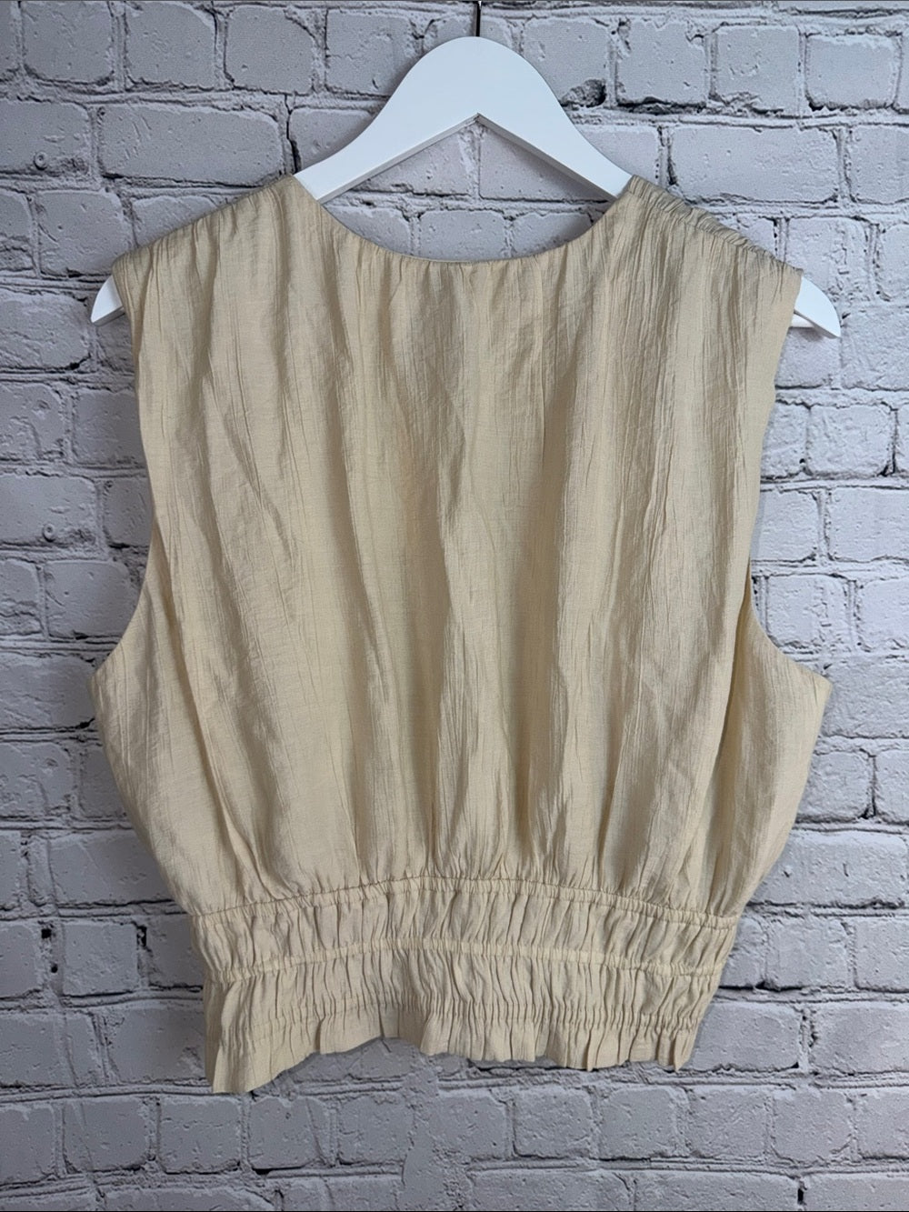 Abercrombie & Fitch Light Cream V-Neck Gathered Sleeveless Crop Top