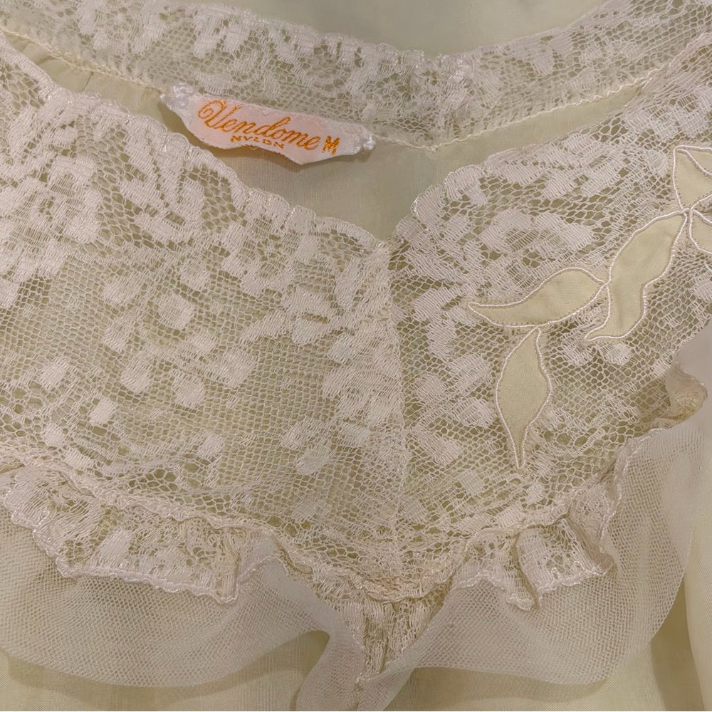 VINTAGE Nightgown w/Lace in Pale Yellow M