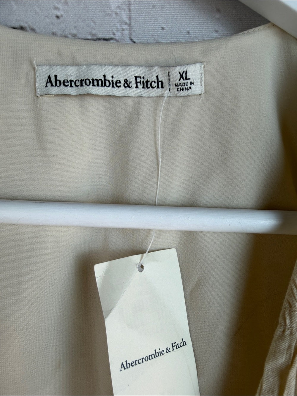 Abercrombie & Fitch Light Cream V-Neck Gathered Sleeveless Crop Top