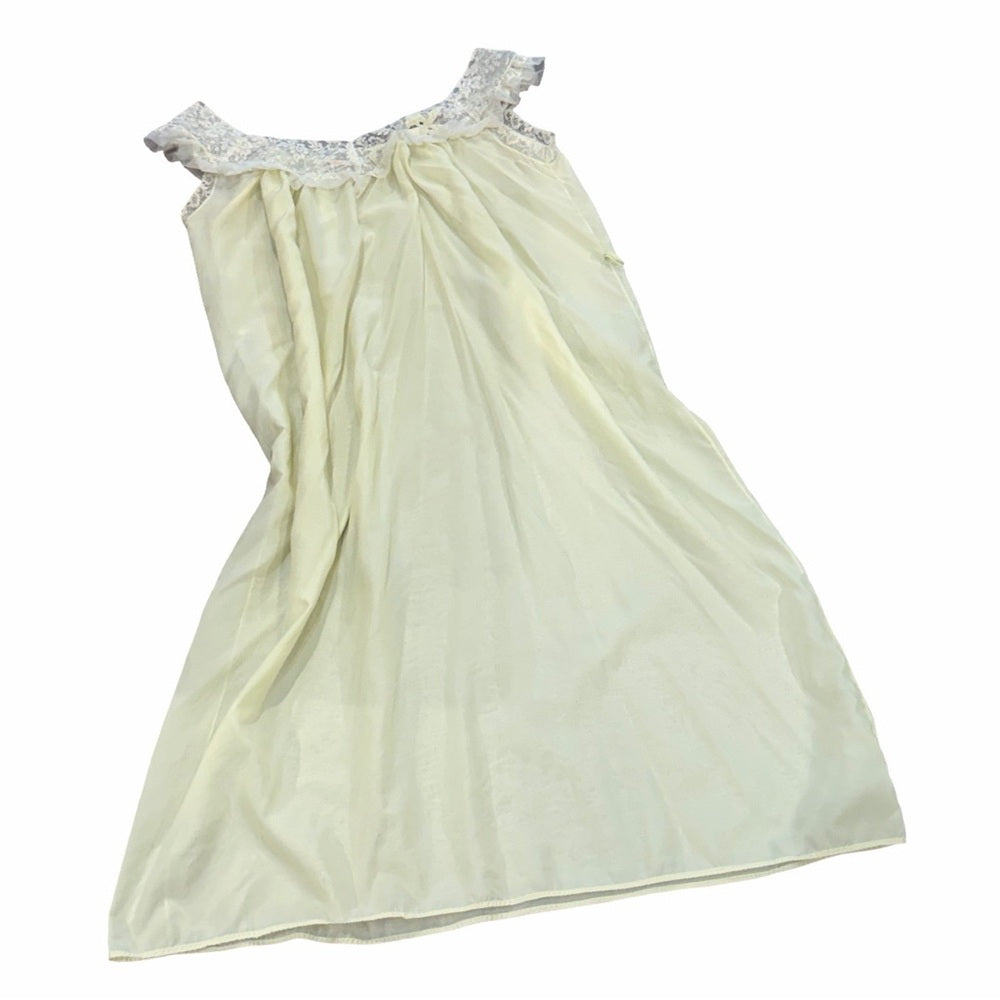 VINTAGE Nightgown w/Lace in Pale Yellow M