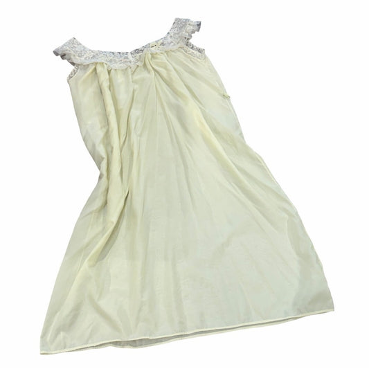 VINTAGE Nightgown w/Lace in Pale Yellow M