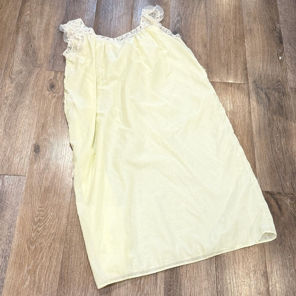 VINTAGE Nightgown w/Lace in Pale Yellow M