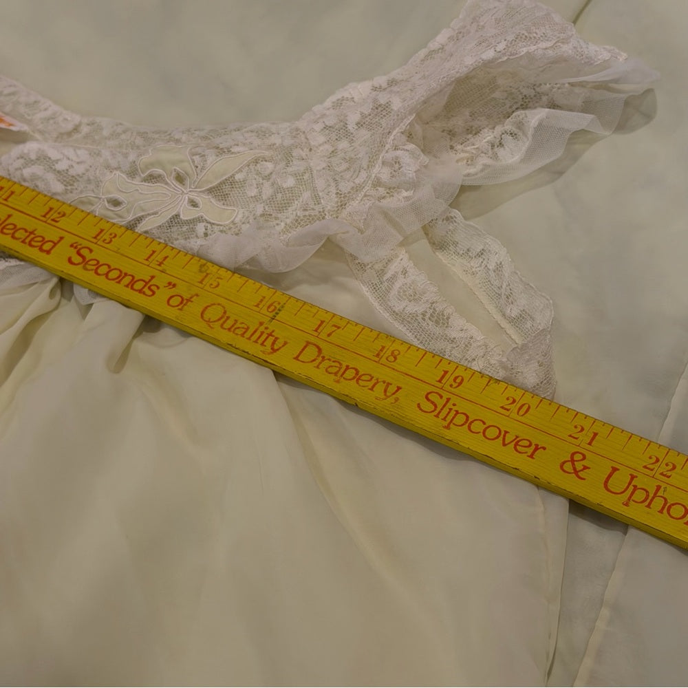 VINTAGE Nightgown w/Lace in Pale Yellow M